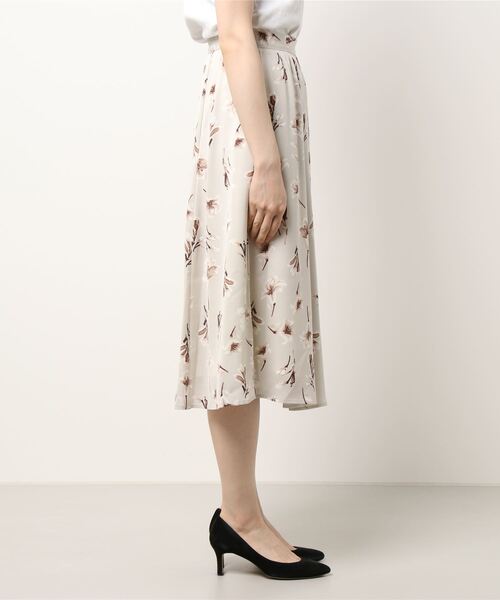 Fabulous Angela(ファビュラスアンジェラ)の「タックフラワースカート(スカート・レディース・グレイッシュベージュ/ラベンダー/ブラック・FREE)」の19枚目の写真