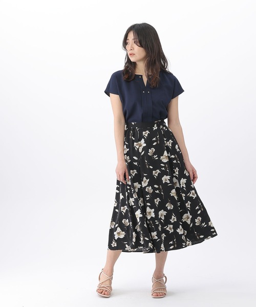 Fabulous Angela(ファビュラスアンジェラ)の「タックフラワースカート(スカート・レディース・グレイッシュベージュ/ラベンダー/ブラック・FREE)」の2枚目の写真