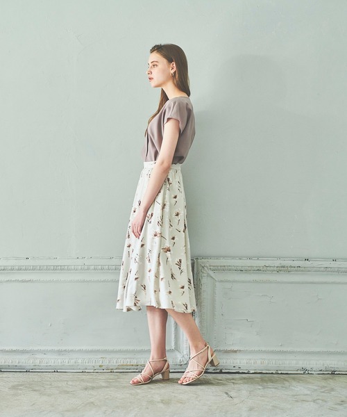 Fabulous Angela(ファビュラスアンジェラ)の「タックフラワースカート(スカート・レディース・グレイッシュベージュ/ラベンダー/ブラック・FREE)」の5枚目の写真