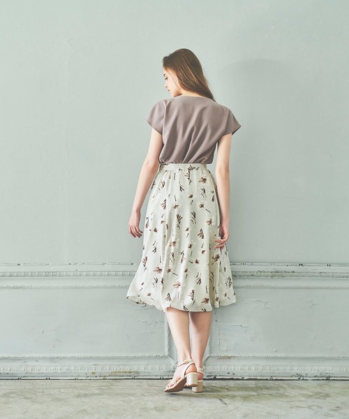 Fabulous Angela(ファビュラスアンジェラ)の「タックフラワースカート(スカート・レディース・グレイッシュベージュ/ラベンダー/ブラック・FREE)」の6枚目の写真