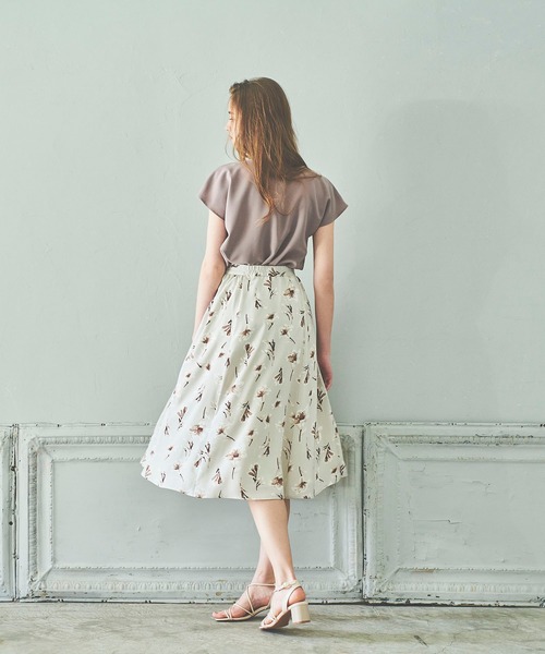 Fabulous Angela(ファビュラスアンジェラ)の「タックフラワースカート(スカート・レディース・グレイッシュベージュ/ラベンダー/ブラック・FREE)」の8枚目の写真