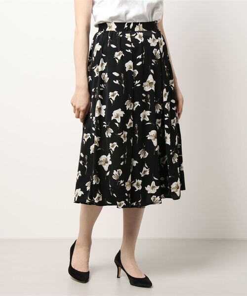 Fabulous Angela(ファビュラスアンジェラ)の「タックフラワースカート(スカート・レディース・グレイッシュベージュ/ラベンダー/ブラック・FREE)」の21枚目の写真