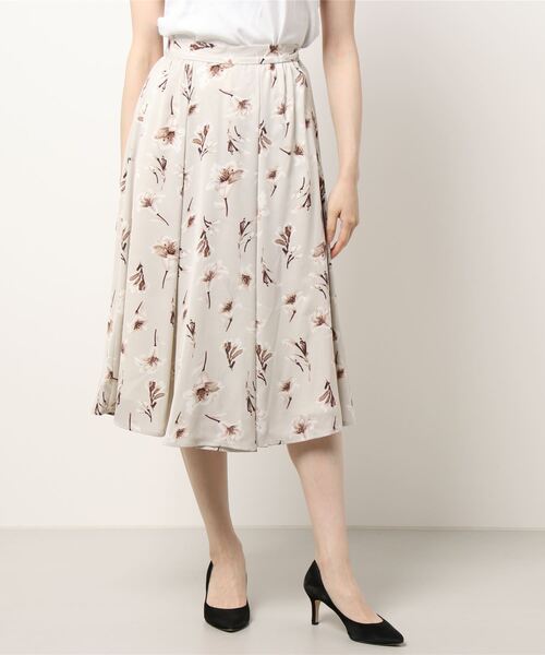 Fabulous Angela(ファビュラスアンジェラ)の「タックフラワースカート(スカート・レディース・グレイッシュベージュ/ラベンダー/ブラック・FREE)」の18枚目の写真