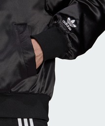 アディダスオリジナル　花柄 サテンボンバージャケット ブルゾン　ロゴ　刺繍 アディダスオリジナル 花柄 サテンボンバージャケット ブルゾン