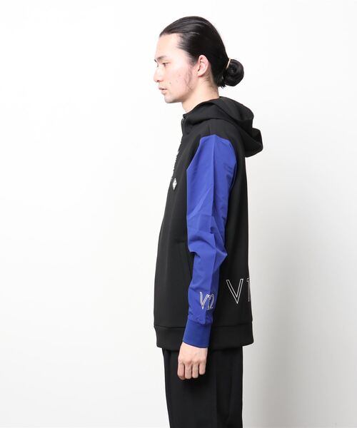 V12(ヴィ トゥエルヴ)の「HALF LOGO ZIP HOODIE(その他アウター・メンズ・ブラック/グレー・M/L/XL)」の7枚目の写真