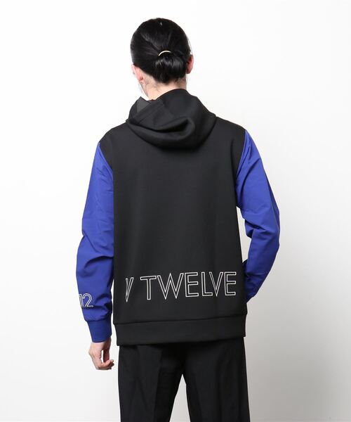 V12(ヴィ トゥエルヴ)の「HALF LOGO ZIP HOODIE(その他アウター・メンズ・ブラック/グレー・M/L/XL)」の5枚目の写真