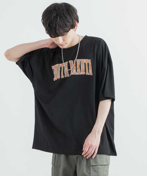 Rocky Monroe(ロッキーモンロー)の「ネックレス付き オーバーサイズ カレッジロゴプリント半袖ビッグTシャツ(Tシャツ/カットソー・メンズ・ブラック系/ブラック/ネイビー/ホワイト系/ホワイト/グリーン・LL/L/M)」の5枚目の写真