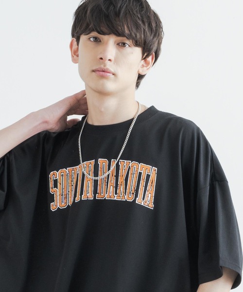 Rocky Monroe(ロッキーモンロー)の「ネックレス付き オーバーサイズ カレッジロゴプリント半袖ビッグTシャツ(Tシャツ/カットソー・メンズ・ブラック系/ブラック/ネイビー/ホワイト系/ホワイト/グリーン・LL/L/M)」の20枚目の写真