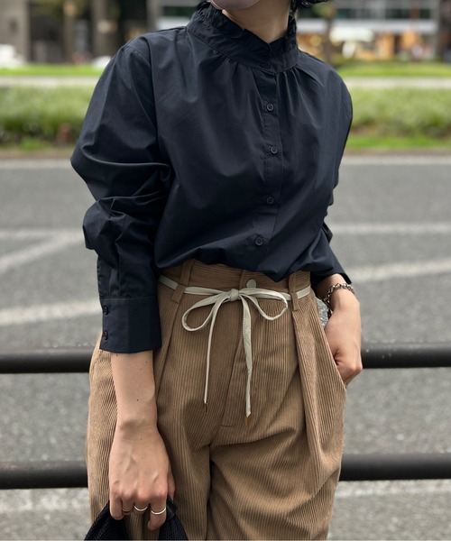 Chez toi（シェトワ）の「ネックフリル裾ラウンドシャツ（シャツ/ブラウス・レディース・ネイビー/オフホワイト/ブルー・FREE）」の2枚目の写真