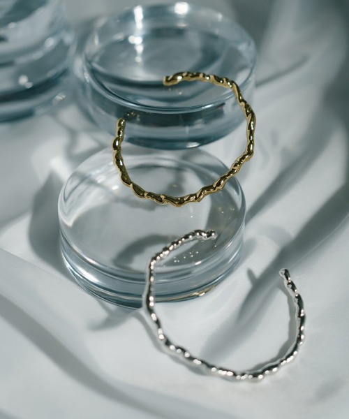 LAPUIS（ラピュイ）の「LAPUIS(ラピュイ)Flowバングル（バングル/リストバンド・レディース・シルバー/ゴールド・FREE）」の2枚目の写真