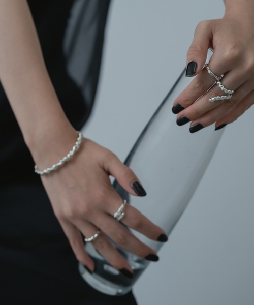 LAPUIS（ラピュイ）の「LAPUIS(ラピュイ)Flowバングル（バングル/リストバンド・レディース・シルバー/ゴールド・FREE）」の5枚目の写真