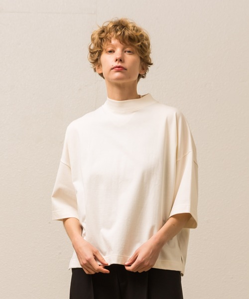 ALLUMER（アリュメール）の「オーバーサイズモックネックTシャツ（Tシャツ/カットソー・レディース・ホワイト/ピンク/サックスブルー/ブラック・1）」の2枚目の写真