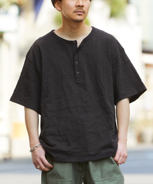 HINSON（ヒンソン）の「HINSON/ヒンソン 別注 ヘンリーネックスラブ半袖 TEE/半袖Tシャツ（Tシャツ/カットソー・メンズ・ホワイト/ブラック/オリーブ/ホワイト×ブラック・MEDIUM/LARGE）」の3枚目の写真