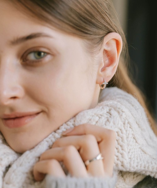 Ops.（オプス）の「ピアス アレルギー対応 フープピアス シルバー925  ジルコニア 【kyklos-cros キクロス・クロス】（ピアス（両耳用）・レディース・シルバー/イエローゴールド・SMALL/MEDIUM）」の5枚目の写真