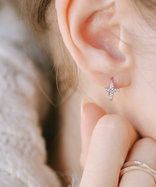 Ops.（オプス）の「ピアス アレルギー対応 フープピアス シルバー925  ジルコニア 【kyklos-cros キクロス・クロス】（ピアス（両耳用）・レディース・シルバー/イエローゴールド・SMALL/MEDIUM）」の6枚目の写真