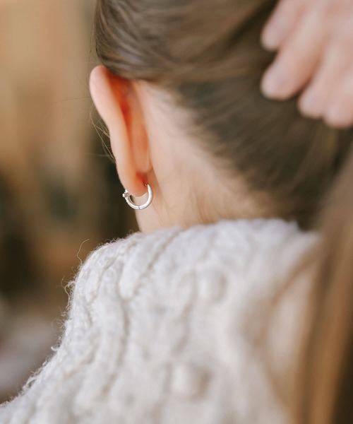 Ops.（オプス）の「ピアス アレルギー対応 フープピアス シルバー925  ジルコニア 【kyklos-cros キクロス・クロス】（ピアス（両耳用）・レディース・シルバー/イエローゴールド・SMALL/MEDIUM）」の8枚目の写真