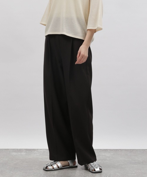 LAKOLE(ラコレ)の「タックストレートパンツ / 704917(その他パンツ・レディース・ブラック/ベージュ/ブルー・SMALL/MEDIUM)」の2枚目の写真