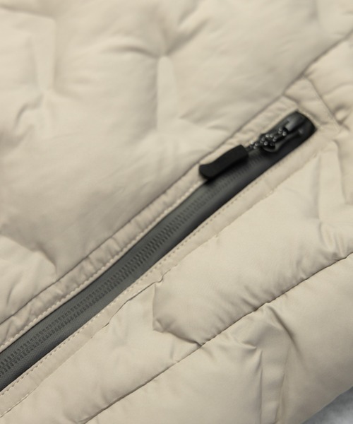 NYLAUS(ナイラス)の「レギュラーフィット デュスポ 型押し パデットブルゾン(ダウンジャケット/コート・メンズ・ブラック/レッド/ブルー/グレイッシュベージュ・M/L/LL)」の8枚目の写真