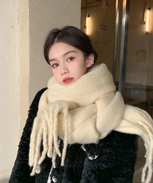 Mayree（メイリー）の「レディース フリンジボリュームマフラー(BEY)（マフラー・レディース・ブルー/サックスブルー/アイボリー/オレンジ/グリーン/ホワイト/ピンク・FREE）」の3枚目の写真