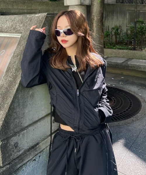 Never mind the XU / Chikashitsu+（ネバーマインド ザ エックスユー / チカシツプラス）の「ストリートブランド nmtc + エヌエムティーシープラス string bi-color nylon pants オーバーサイズ ナイロンパンツ ストリング ワイドパンツ バイカラーパンツ 配色パンツ Y2K スポーティ 韓国ファッション 韓国ストリート テック系（カーゴパンツ・メンズ・チャコール/ホワイト/ブラック・ONE SIZE）」の19枚目の写真