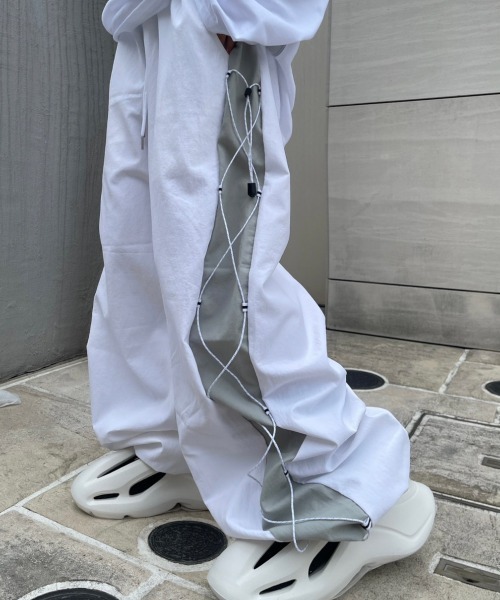 Never mind the XU / Chikashitsu+（ネバーマインド ザ エックスユー / チカシツプラス）の「ストリートブランド nmtc + エヌエムティーシープラス string bi-color nylon pants オーバーサイズ ナイロンパンツ ストリング ワイドパンツ バイカラーパンツ 配色パンツ Y2K スポーティ 韓国ファッション 韓国ストリート テック系（カーゴパンツ・メンズ・チャコール/ホワイト/ブラック・ONE SIZE）」の16枚目の写真