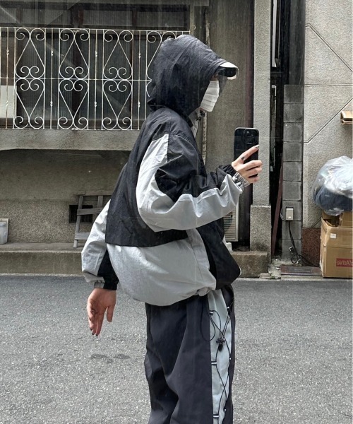 Never mind the XU / Chikashitsu+（ネバーマインド ザ エックスユー / チカシツプラス）の「ストリートブランド nmtc + エヌエムティーシープラス string bi-color nylon pants オーバーサイズ ナイロンパンツ ストリング ワイドパンツ バイカラーパンツ 配色パンツ Y2K スポーティ 韓国ファッション 韓国ストリート テック系（カーゴパンツ・メンズ・チャコール/ホワイト/ブラック・ONE SIZE）」の8枚目の写真