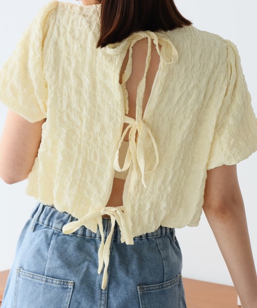 LAFFMO(ラフモ)の「バックオープンリボンショートトップス(シャツ/ブラウス・レディース・ピンク/イエロー/ブルー/ブラック・F)」の4枚目の写真