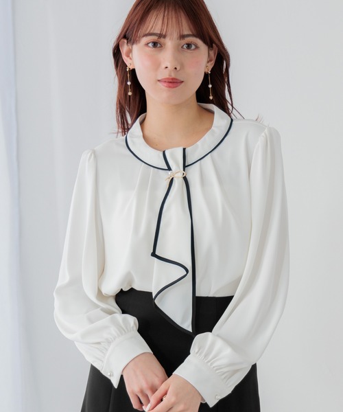 INGNI(イング)の「ブローチ付トロミボウタイブラウス(シャツ/ブラウス・レディース・ブルー/オフホワイト/ネイビー/ピンク/ホワイト×ブラック・M)」の3枚目の写真