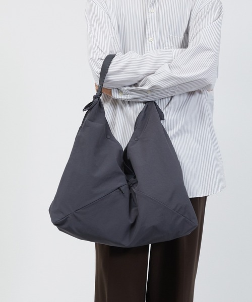 SLOW（スロウ）の「SLOW スロウ / span nylon -wrap bag S スパンナイロン×レザーあずま袋 トートバッグ / 586S112K（トートバッグ・メンズ・グレー/ブラック・FREE）」の6枚目の写真