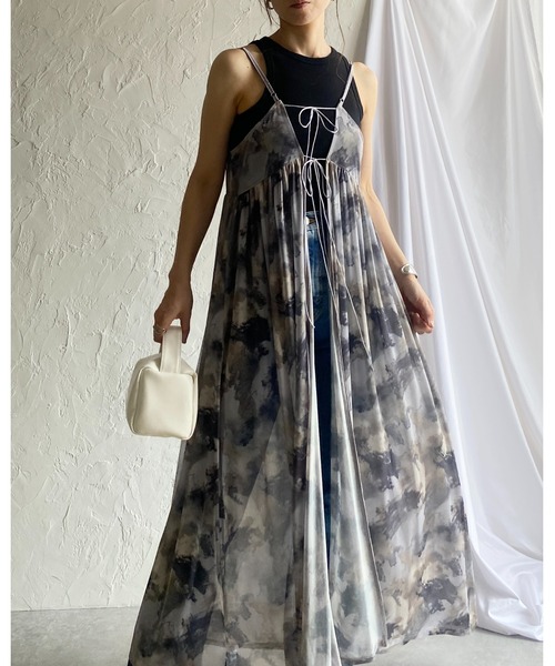 She's Closet（シーズクローゼット）の「【低身長向けサイズあり】ぼかしプリントニュアンス柄リボン2WAYメッシュロングチュールキャミワンピース（ワンピース・レディース・チャコールグレー/アイボリー・SHORT/FREE）」の7枚目の写真