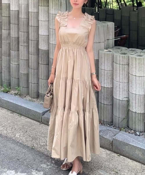 ECLIN(エクラン)の「ショルフリルティアードマキシワンピース(ワンピース・レディース・ブラック/ベージュ/ホワイト・M/L/XL)」の5枚目の写真