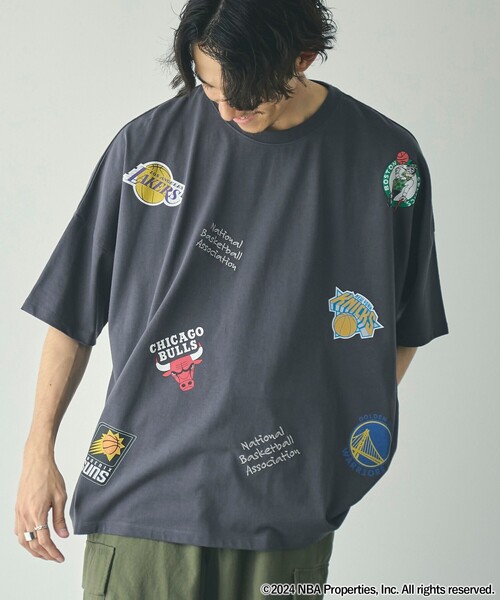 NBA（エヌビーエー）の「NBA別注ロゴアソートビッグTシャツ（Tシャツ/カットソー・レディース・ダークグレー/オフホワイト・FREE）」の2枚目の写真