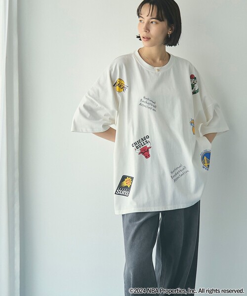 NBA（エヌビーエー）の「NBA別注ロゴアソートビッグTシャツ（Tシャツ/カットソー・レディース・ダークグレー/オフホワイト・FREE）」の5枚目の写真
