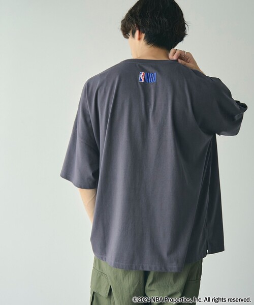 NBA（エヌビーエー）の「NBA別注ロゴアソートビッグTシャツ（Tシャツ/カットソー・レディース・ダークグレー/オフホワイト・FREE）」の11枚目の写真