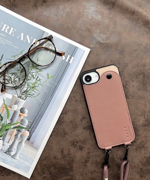 NANO universe（ナノユニバース）の「iPhone16 iPhone16Pro iPhone16e iPhone17e ナノユニバース [ストラップ付き背面/バイカラー]（スマホケース/カバー・レディース・ブラック/グレー/ベージュ/ブラウン・iPhone 16/iPhone 16 Pro/iPhone 16e）」の3枚目の写真