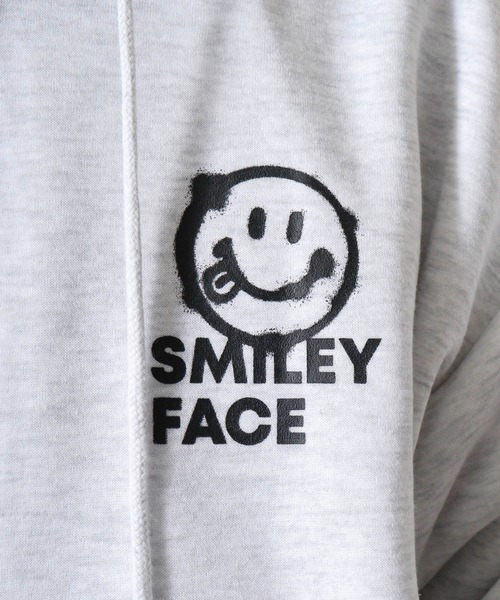 SMILEY FACE(スマイリーフェイス)の「SMILEY FACE 裏起毛ビッグサイズスプルオーバーパーカー(パーカー・メンズ・スミクロ/ブラック/ホワイト×グレー・L/M)」の9枚目の写真
