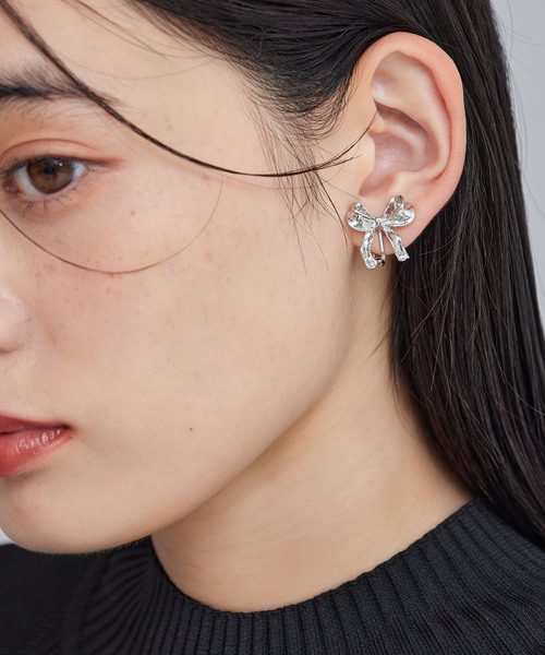 VIS(ビス)の「リボンメタルイヤリング(イヤリング・レディース・ゴールド/シルバー・FREE)」の2枚目の写真