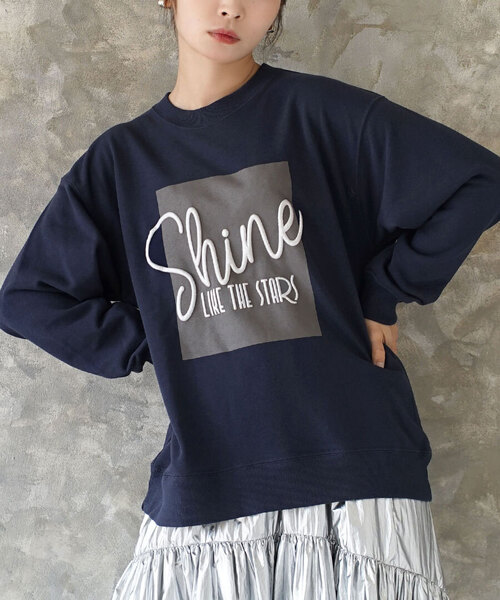 e-zakkamania stores（イーザッカマニアストアーズ）の「ぷっくり箔プリント 裏毛プルオーバー（スウェット・レディース・オフホワイト/ネイビー・フリー）」の2枚目の写真