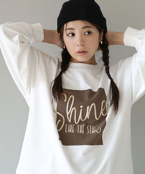 e-zakkamania stores（イーザッカマニアストアーズ）の「ぷっくり箔プリント 裏毛プルオーバー（スウェット・レディース・オフホワイト/ネイビー・フリー）」の5枚目の写真