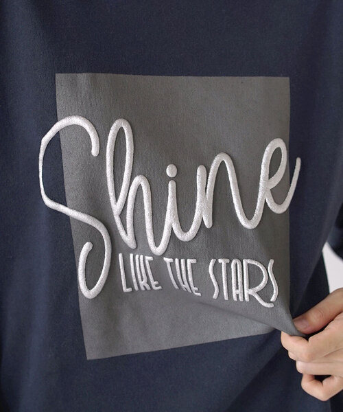 e-zakkamania stores（イーザッカマニアストアーズ）の「ぷっくり箔プリント 裏毛プルオーバー（スウェット・レディース・オフホワイト/ネイビー・フリー）」の3枚目の写真