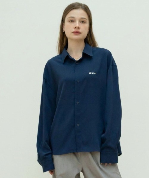 skoool(スクール)の「フレンチフロントロゴスリーブシャツ/ロングスリーブ ベーシックシルエット(シャツ/ブラウス・メンズ・ネイビー/アイボリー/ブラウン・LARGE/MEDIUM/SMALL)」の3枚目の写真