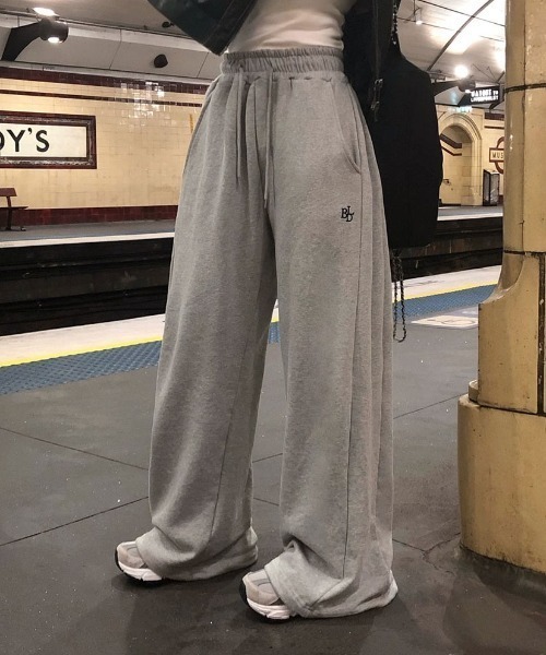 BEIDELLI（ベイデリー）の「[BELLIDE MADE] サイドフォールディングワイドトレーニングパンツ（スウェットパンツ・レディース・チャコール/ホワイト/グレー/ブラック・FREE）」の3枚目の写真