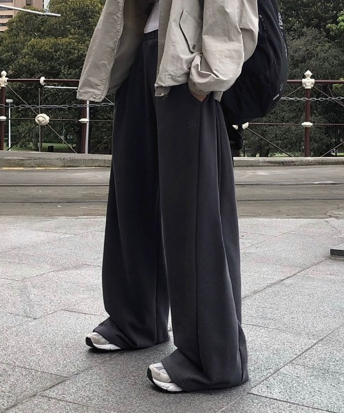 BEIDELLI（ベイデリー）の「[BELLIDE MADE] サイドフォールディングワイドトレーニングパンツ（スウェットパンツ・レディース・チャコール/ホワイト/グレー/ブラック・FREE）」の4枚目の写真