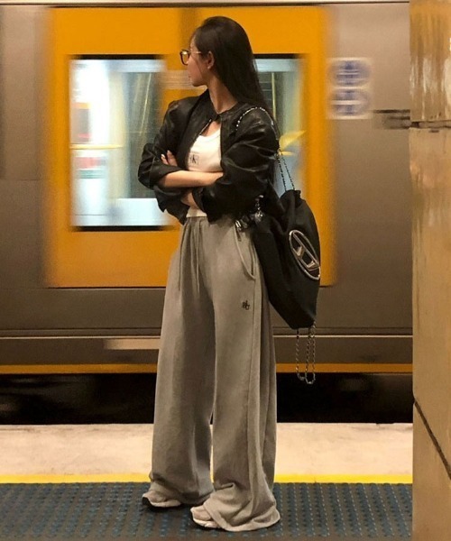 BEIDELLI（ベイデリー）の「[BELLIDE MADE] サイドフォールディングワイドトレーニングパンツ（スウェットパンツ・レディース・チャコール/ホワイト/グレー/ブラック・FREE）」の5枚目の写真