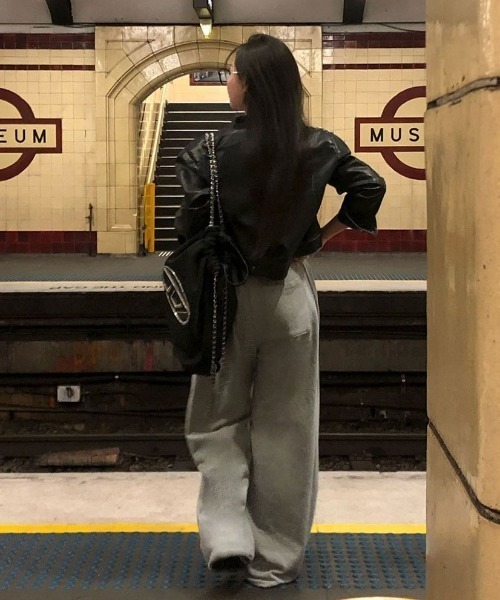 BEIDELLI（ベイデリー）の「[BELLIDE MADE] サイドフォールディングワイドトレーニングパンツ（スウェットパンツ・レディース・チャコール/ホワイト/グレー/ブラック・FREE）」の7枚目の写真