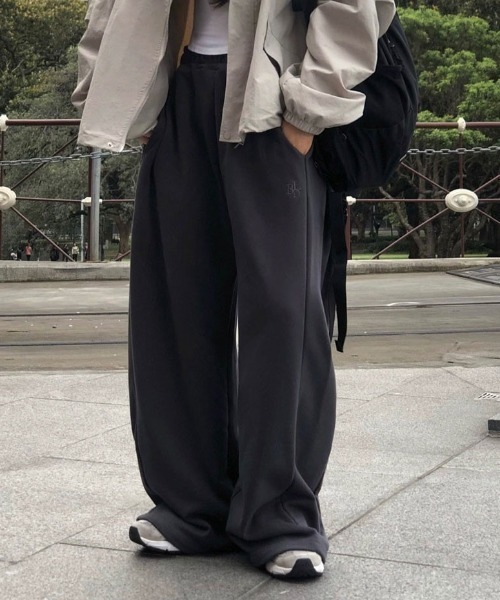 BEIDELLI（ベイデリー）の「[BELLIDE MADE] サイドフォールディングワイドトレーニングパンツ（スウェットパンツ・レディース・チャコール/ホワイト/グレー/ブラック・FREE）」の13枚目の写真