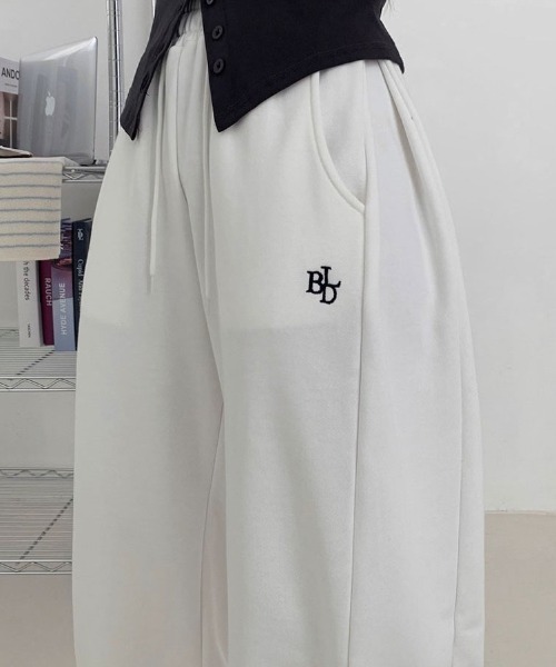 BEIDELLI（ベイデリー）の「[BELLIDE MADE] サイドフォールディングワイドトレーニングパンツ（スウェットパンツ・レディース・チャコール/ホワイト/グレー/ブラック・FREE）」の18枚目の写真