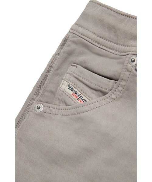 DIESEL（ディーゼル）の「キッズ ショート ジョグジーンズ KROOLEY-NE-J SH JJJ（デニムパンツ・キッズ・グレー/オフホワイト・10Y/14Y/12Y/16Y/4Y/6Y/8Y）」の6枚目の写真