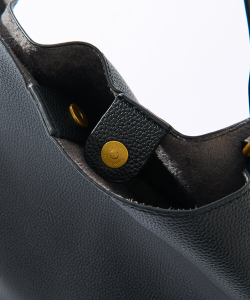 un dix cors（アンディコール）の「【cache cache(カシュカシュ)】シボフェイクレザーソフトホーボーバッグ（ショルダーバッグ・レディース・ブラック/ベージュ・FREE）」の4枚目の写真