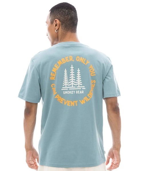 ELEMENT(エレメント)の「ELEMENT メンズ SBXE REMEMBER SS Tシャツ 【2025年春夏モデル】/エレメントSMOKEY BEARコラボ半袖Tシャツ(Tシャツ/カットソー・メンズ・ブルー系その他・X-LARGE/LARGE/MEDIUM)」の1枚目の写真